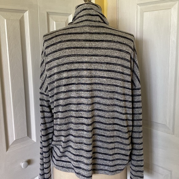 Banana Republic Luxespun stripe turtleneck size M - Picture 4 of 7